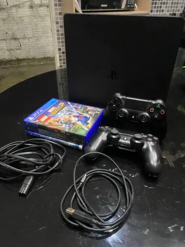 PlayStation 4 com dois controles