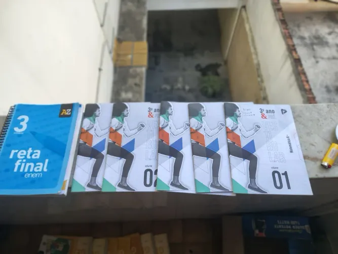 Apostila Reta Final ENEM e 5 volumes de conteúdo regular/matérias