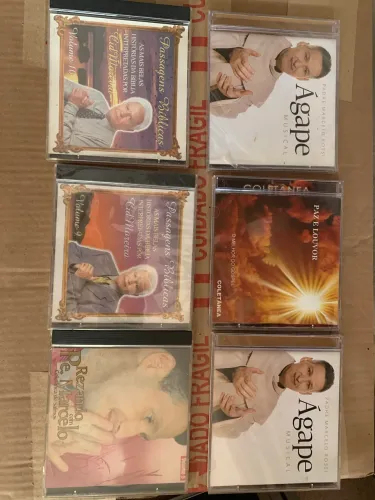 Kit com 6 CDs religiosos.