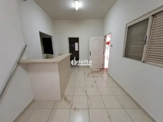 Casa comercial disponível para locação no bairro Martins em Uberlândia-MG