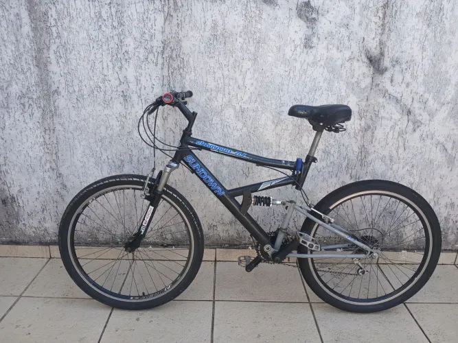 Bicicleta Aro 26 ( SUNDOWN). Pneus novos,  caixaria em rolamentos toda revisada.