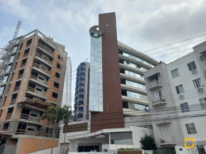Sala comercial à venda em Coqueiros com garagem.