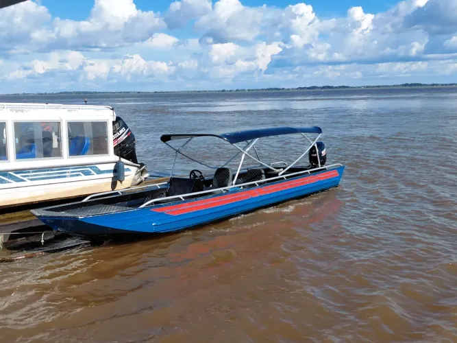 Vende-se essa lancha com um 60 suzuki