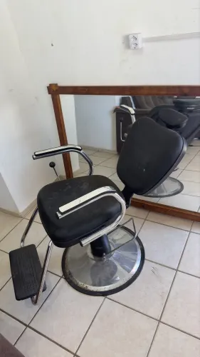Kit Barbearia Completo: Cadeira Hidráulica Reclinável + Espelho + Móveis