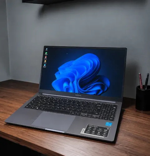 Samsung Galaxy Book4 Intel U300 / 8GB / SSD 256GB (Seminovo)