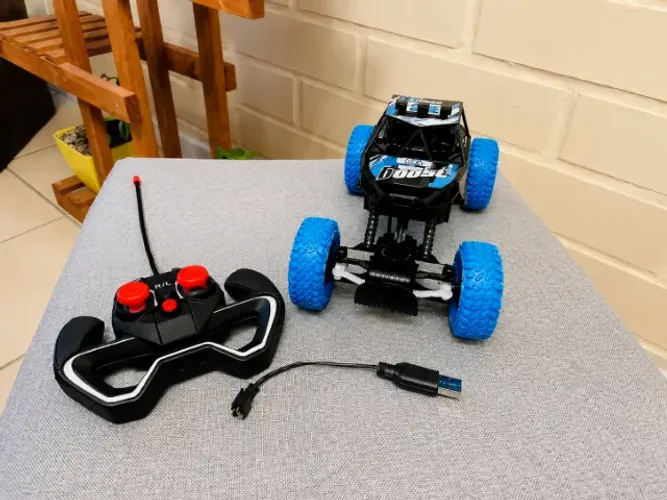 Carrinho de Controle Remoto Off-Road com LED