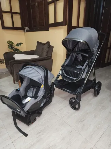 Carrinho de Bebê com Moisés e cadeira de carro.
