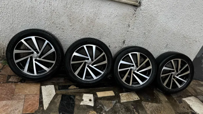 Jogo de rodas Aro 17 Volkswagen com pneus 205 50 R17