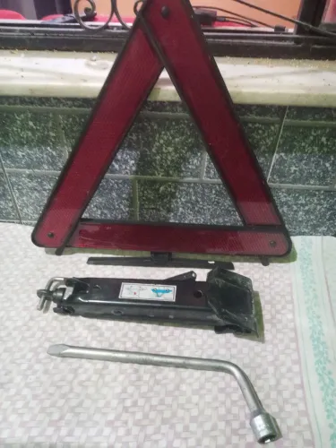 Kit para carro - triângulo+ macaco+ chave de roda