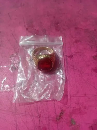 Anel masculino dourado com pedra vermelha*novo*!