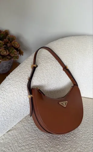 Bolsa em couro arque Prada marrom
