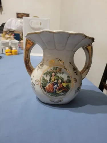 Vaso antigo em louça branca