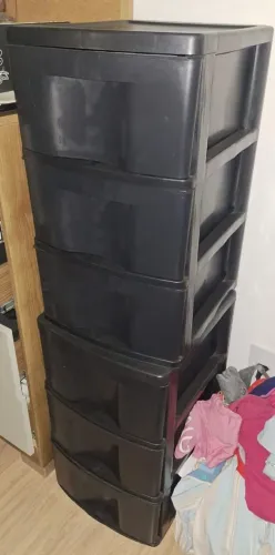 Gaveteiros pretos de plástico
