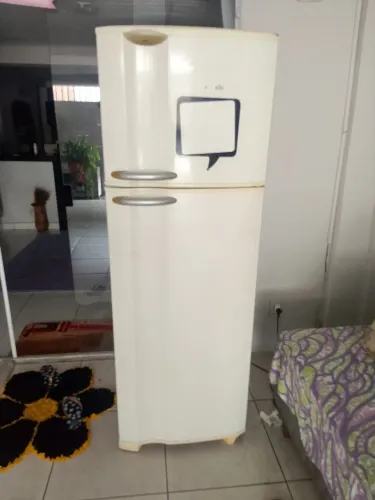 Vendo geladeira usada o congelador gela muito bem