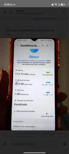 Celular com película pegando perfeito tudo 