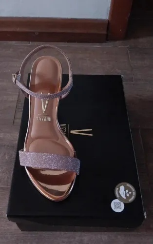 Sandália rosé com brilhos