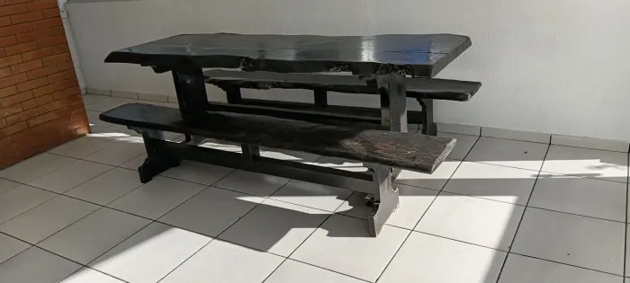 Mesa de madeira maciça churrasqueira