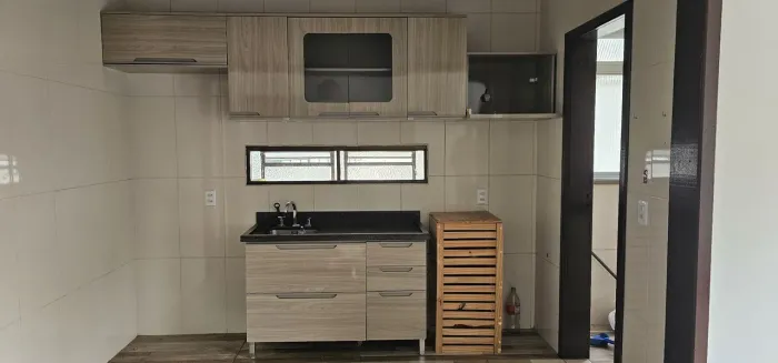 Cozinha Kappesberg 5 módulos aéreo + balcão pia com pedra granito e torneira.