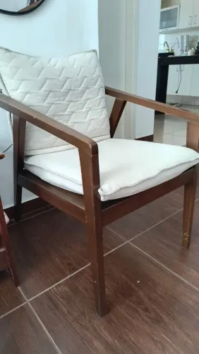 Poltrona em madeira com almofadas - confortável e elegante.