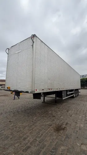 VENDE-SE CARRETA BAÚ RONDOM ANO 2011