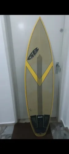 Prancha de surf GB 6'0 27.8L P.U excelente