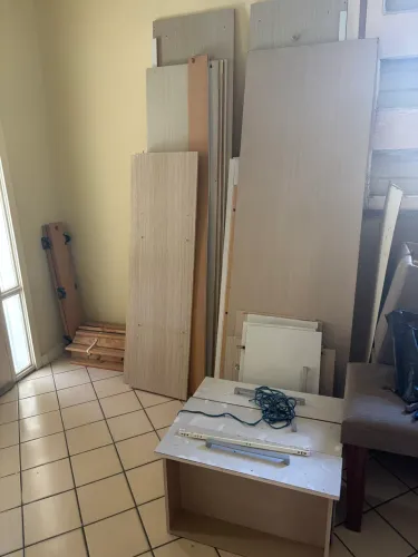 Lote de compensados, aglomerados, madeira, dobradiças puxadores e trilhos.