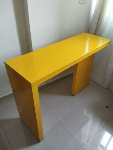 Aparador laqueado amarelo