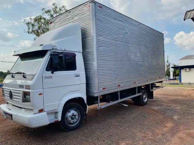 Caminhão baú 850