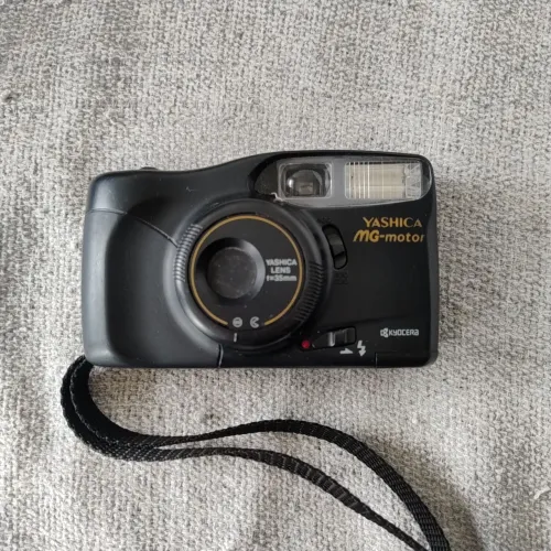Câmera Yashica MG motor funcionando