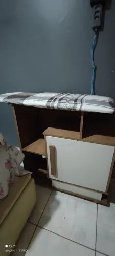 Vendo mesa de passar retangular com armário 