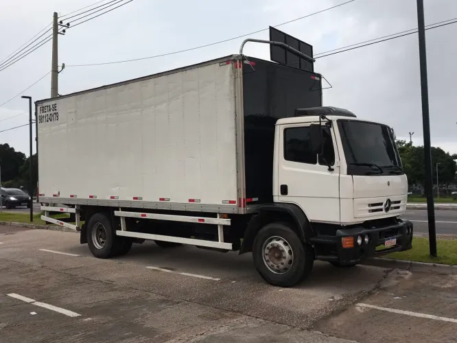 Caminhão toco baú 1215C