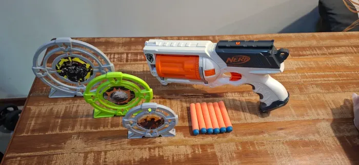 Lançador de Dardos Nerf N-Strike Elite Maverick REV-6, com Três alvos e Seis dardos