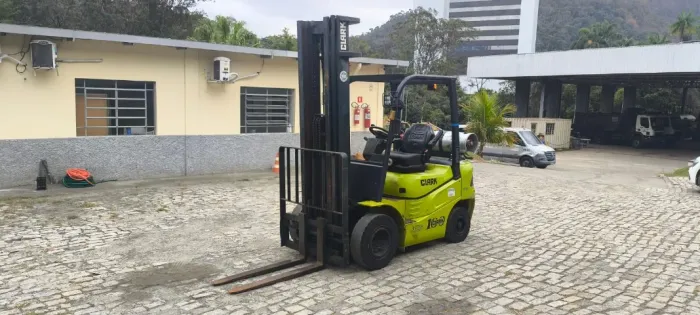 Vendo Empilhadeira Clark