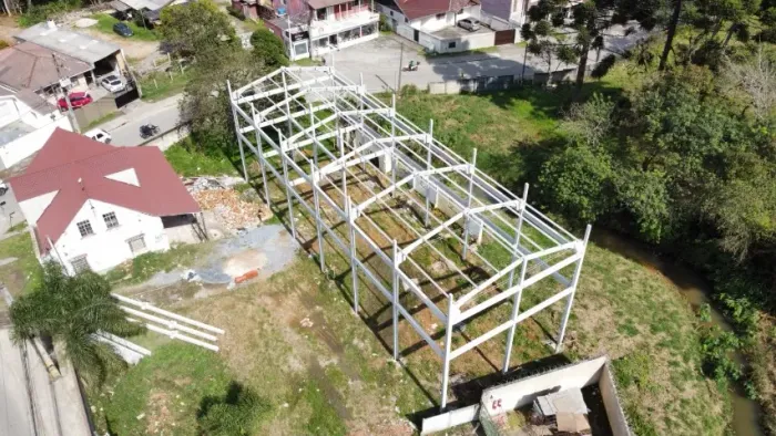 Estrutura de barracão pré moldado 300m² + mezanino300m² com cobertura