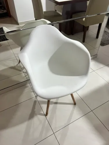 Cadeira moderna semi nova