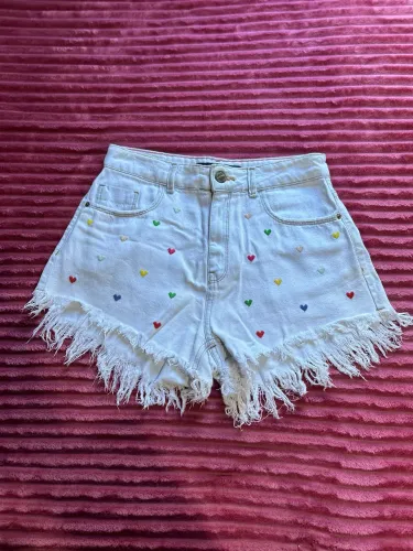 Short jeans com corações
