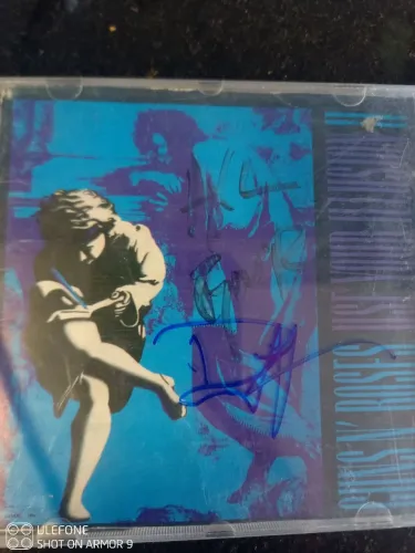 Vendo CD Autografado pelos integrantes Axl Rose e Duff do Guns N Roses .