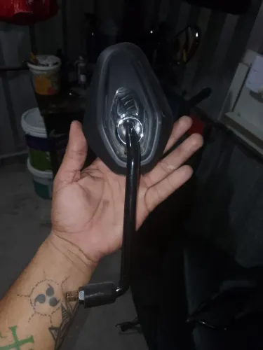 Retrovisor curto e reto, orelha de elefane em bom estado