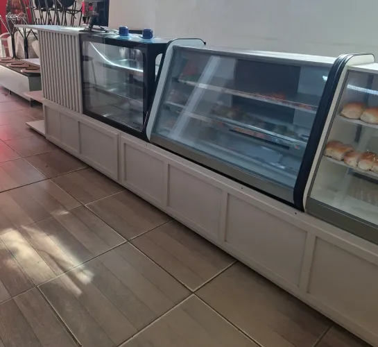 Montagem de padaria e lanchonete com os balcões refrigerado, seco e estufa.....