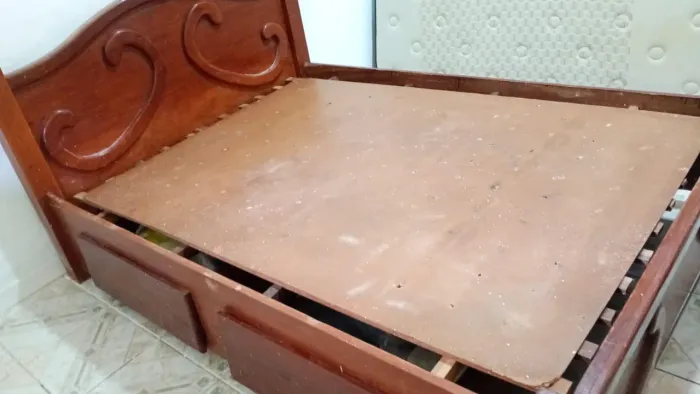 Cama em madeira maciça de gravatá