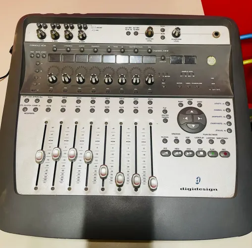 Digidesign Command 8 Mesa Controladora (Usado)