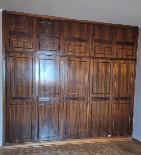 Armário em madeira para quarto.
