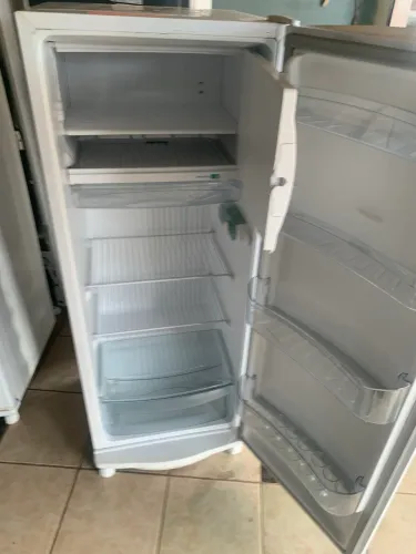 Vendo essa geladeira consul semi nova