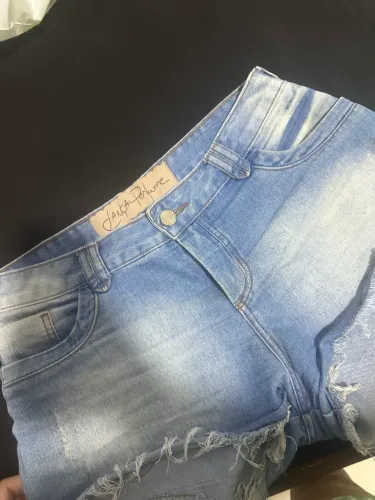 Short jeans lança perfume 