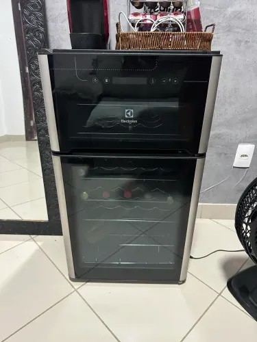 Adega 29 garrafas Electrolux duas portas