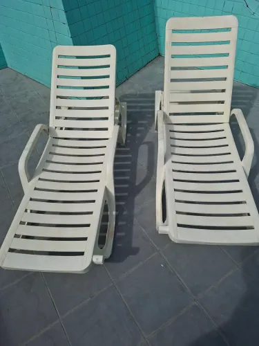 02 Cadeiras espreguiçadeira 3 posições, ótima condições para uso em piscina ou praia.