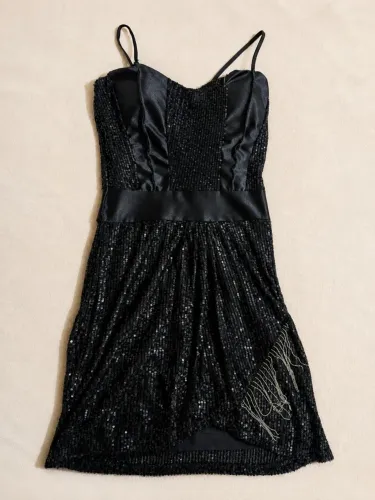 Vestido preto c/ lantejoulas (TAM P)