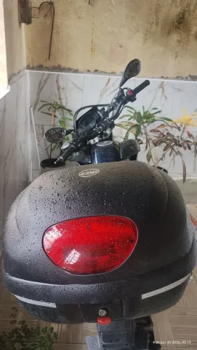 Vendo esse Baú , Givi de 33 litros, Semi novo, com As duas chaves. 