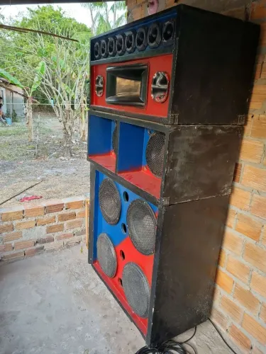 (RADIOLA) 4 Grave de "15" , 2 Medios de "12", 3 Corneta , 8 twitter. 1 amplificador 600W..