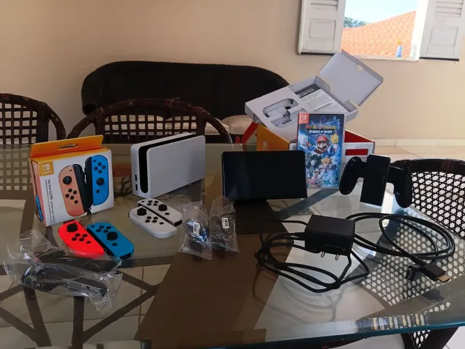 Nintendo Swith Oled + Joy Con extra + MarioRabbids Sparks of Hope + Hogwarts Legacy + etc.